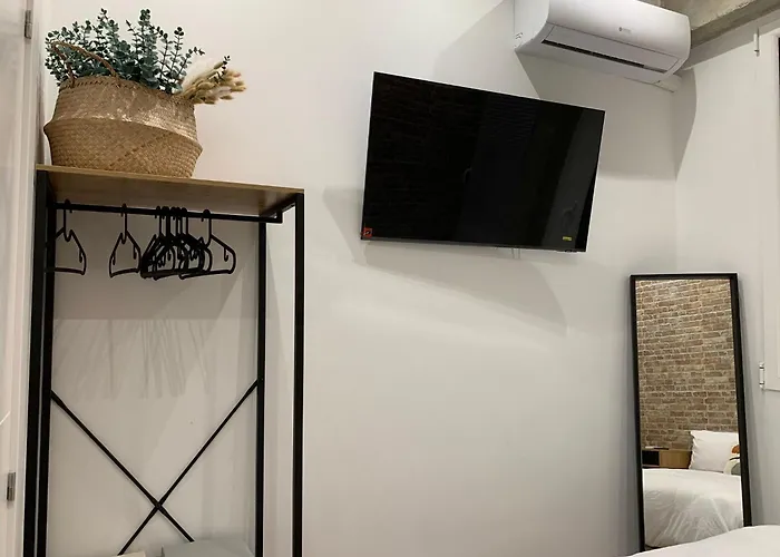 Проживание в семье Valencia Beach Rooms